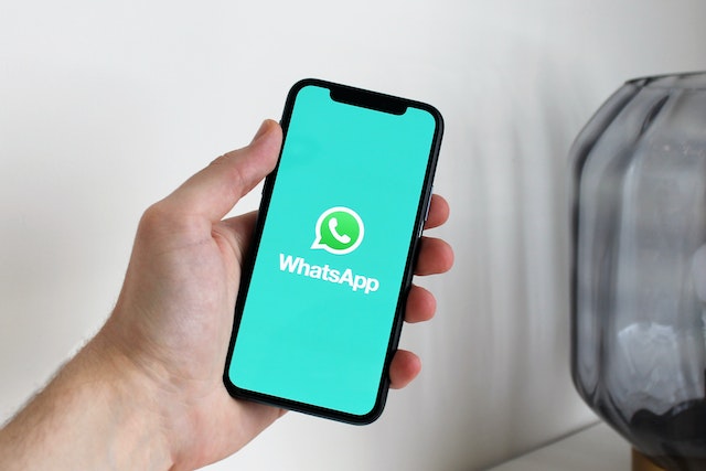 Após WhatsApp liberar comunidades, associação de internet faz alerta de segurança